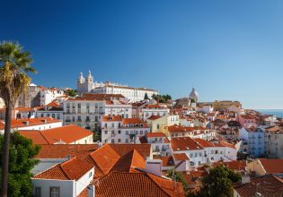 Πορτογαλία: Βάζει «φρένο» σε νέες άδειες για Airbnb και στη «χρυσή βίζα»