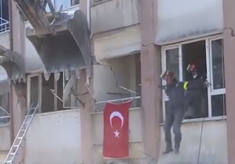 Σεισμός στην Τουρκία: Διασώστες στην Αντιόχεια πηδούν από το παράθυρο μετά από ισχυρό μετασεισμό