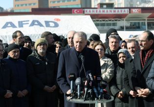 Σεισμός στην Τουρκία: Ο Ερντογάν παλεύει για την πολιτική του επιβίωση – Τέσσερις υποσχέσεις πάνω από τα συντρίμμια