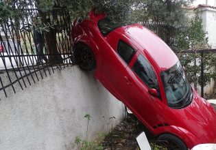 Θεσσαλονίκη: Αυτοκίνητο κατέληξε σε… αυλή σπιτιού – Δείτε φωτογραφίες