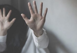 Πάτρα: Κατήγγειλε για βιασμό τον σύζυγό της παρουσία του παιδιού τους