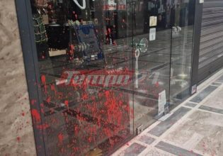 Πάτρα: Επίθεση αντιεξουσιαστών σε σούπερ μάρκετ – Έσπασαν τζαμαρίες, πέταξαν μπογιές