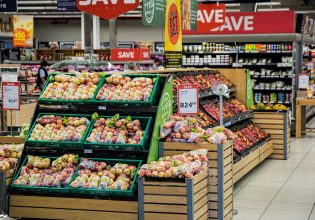 Βρετανία: Οι πολίτες περιορίζουν τις αγορές τροφίμων λόγω του υψηλού πληθωρισμού