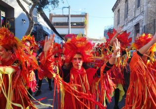 Καρναβάλι 2023: Σε ρυθμούς καρναβαλιού το Μεταξουργείο – Σε εξέλιξη το μεγάλο πάρτι στους δρόμους