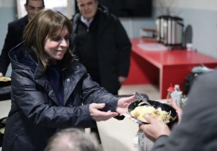 Σακελλαροπούλου: Στο λιμάνι του Πειραιά μοίρασε γεύματα σε άστεγους