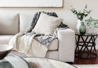 Ριχτάρι καναπέ: 4 τρόποι να το χρησιμοποιήσεις για να αναβαθμίσεις το σαλόνι σου