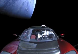 Tesla: Πού βρίσκεται σήμερα το Roadster που εκτόξευσε ο Έλον Μασκ στο Διάστημα;