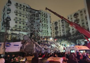 Σεισμός: Δεκάδες νεκροί από τον καταστροφικό σεισμό των 7,7 Ρίχτερ στην Τουρκία