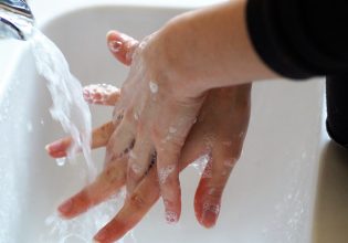 Νοσοκομειακές λοιμώξεις: Μόνο το 7% των υγειονομικών πλένει σωστά τα χέρια του