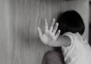 Βιασμός 4χρονου: «Βλέπαμε στην τηλεόραση τα «παιχνίδια» με τον μπαμπά και τη γιαγιά»