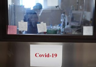Κοροναϊός: 70 θάνατοι και αύξηση διασωληνώσεων –  Σε ποια πόλη υπερδιπλασιάστηκε η κυκλοφορία του ιού