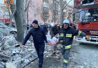 Ουκρανία: Ρωσικός βομβαρδισμός σε πολυκατοικία στη Ζαπορίζια – Τουλάχιστον τρεις νεκροί