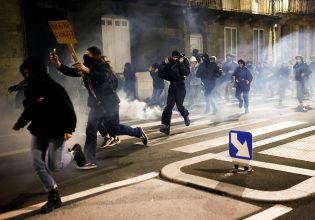 Γαλλία: Αστυνομικός ρίχνει μπουνιά σε διαδηλωτή και τον αφήνει αναίσθητο