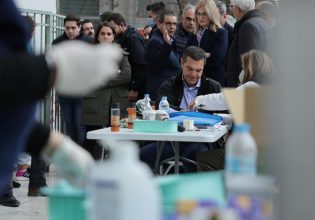 Τέμπη: Με συγγενείς θυμάτων στη Λάρισα ο Αλέξης Τσίπρας – Έδωσε αίμα για τους τραυματίες