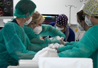 Κοροναϊός: Ακόμα 75 θάνατοι σε μια εβδομάδα – Μείωση του ιικού φορτίου και των διασωληνώσεων