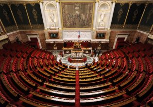 Γαλλία: Την Δευτέρα θα ξεκινήσει η συζήτηση επί των προτάσεων μομφής κατά του Μακρόν