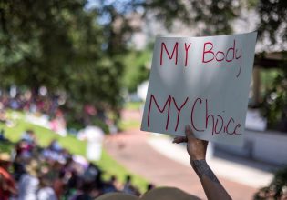 ΗΠΑ: Άνδρας στο Τέξας μηνύει τρεις γυναίκες επειδή βοήθησαν την πρώην σύντροφό του να κάνει άμβλωση