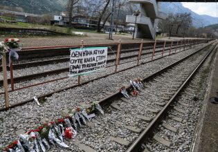 Τέμπη: «Άνοιξαν τα μεγάφωνα στο σταθμαρχείο Λάρισας την Καθαρά Δευτέρα και γινόταν πανηγύρι»