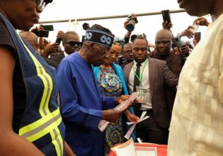 Νιγηρία: Ο Μπόλα Τινούμπου νέος αρχηγός του κράτους με φόντο την οικονομική ανασφάλεια