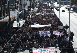 Τέμπη: Χιλιάδες μαθητές στους δρόμους του Πειραιά