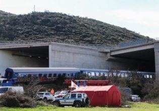 Τέμπη: «Είμαι πολύ τυχερή που ήταν στη ζωή μου» – Ξεσπά σε κλάματα μητέρα 20χρονης που πέθανε