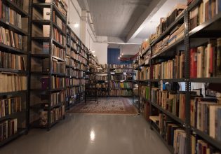 Δημήτρης Παπαστεργίου: «Στη σκοτεινιά των καιρών μας οι βιβλιοθήκες είναι αχτίδα φωτός»