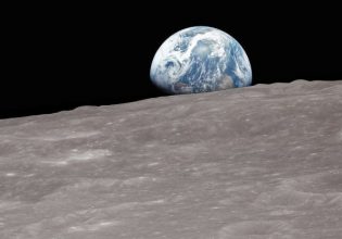 Ωκεανός στην έρημο: «Δισεκατομμύρια τόνοι νερού» κρύβονται σε γυάλινες χάντρες στη Σελήνη
