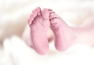 Έπνιξαν το 10 ημερών μωρό τους «για να μην γίνει εμπόδιο στη ζωή τους»