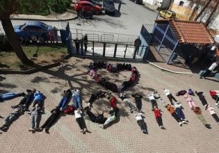 Τέμπη: Μαθητές δημοτικού στη Λάρισα σχημάτισαν το όνομα της 21χρονης Κλαούντιας