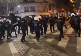 Παρίσι: Η σοκαριστική στιγμή που διαδηλωτής βγάζει νοκ άουτ αστυνομικό