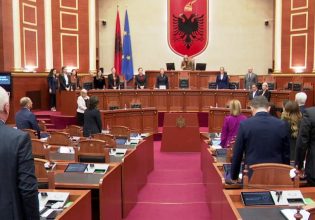 Τέμπη: Ενός λεπτού σιγή στην αλβανική Βουλή για την τραγωδία