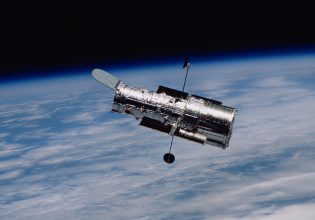 Photobombing: Οι δορυφόροι του Έλον Μασκ λεκιάζουν τις εικόνες του Hubble