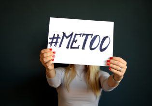 Δυσκολίες αντιμετωπίζουν οι γυναίκες στην καταγγελία σεξουαλικής παρενόχλησης στον χώρο εργασίας τους