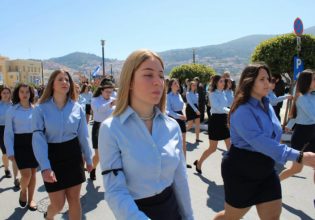 Με μαύρα περιβραχιόνια παρέλασαν οι μαθητές στη Σάμο για την τραγωδία στα Τέμπη