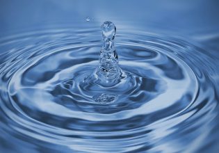 Οικονόμου: Ο κ. Τσίπρας επαναλαμβάνει «μονότονα μεγάλα ψέματα» – Το νερό ήταν, είναι και θα παραμείνει υπό δημόσιο έλεγχο
