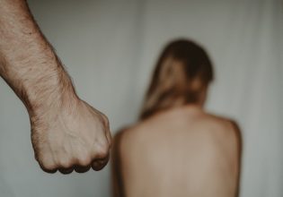 Δραπετσώνα: «Με εκβιάζει με το παιδί» λέει η 45χρονη που κατήγγειλε βιασμό και επίθεση με μαχαίρι από τον σύζυγό της