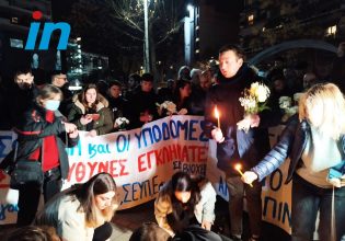Τέμπη: Πολίτες έγραψαν τη λέξη με κεριά στην πλατεία ΟΣΕ στη Λάρισα