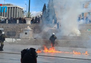 Τέμπη: Επεισόδια με χημικά στη πορεία στο κέντρο της Αθήνας