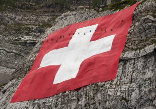 Credit Suisse: Πως η κατάρρευση της ελβετικής τράπεζας αποκάλυψε την κρίση ταυτότητας μιας ολόκληρης χώρας