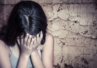 «Είδα την κόρη μου ξαπλωμένη και τον 43χρονο να τη χαϊδεύει» – Συγκλονίζει η μητέρα που καταγγέλλει τον βιασμό της 6χρονης στο Πέραμα