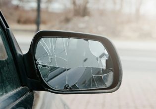 Το κόλπο με τον σπασμένο καθρέφτη αυτοκινήτου – Πώς ξεγελούν οι κλέφτες τους οδηγούς
