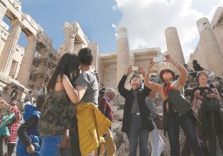 «Βουλιάζει» η Αθήνα από τουρίστες το Πάσχα – Ποιοι είναι οι πιο… ανοιχτοχέρηδες!