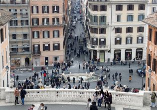 Ιταλία: Ακτιβιστές έριξαν μαύρη μπογιά στο σιντριβάνι της Πιάτσα ντι Σπάνια