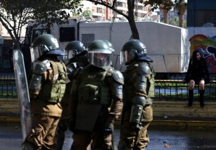 Αστυνομία στη Χιλή: Το κοινοβούλιο υιοθετεί τον «νόμο της ‘εύκολης σκανδάλης’» για την προστασία των αστυνομικών
