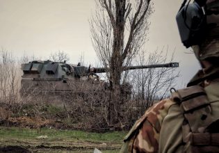 Guardian: Η Ρωσία αλλάζει τους νόμους για να διευκολύνει τη στράτευση στον πόλεμο φθοράς στην Ουκρανία