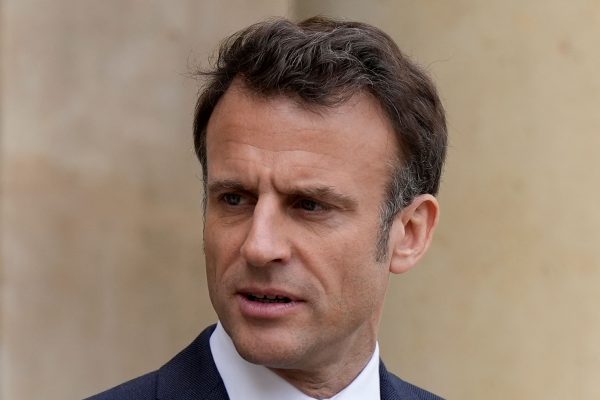 Τα «Χρυσά Βατόμουρα» των Γάλλων πολιτικών – «Νονός» ο Μακρόν