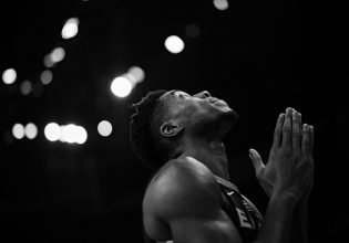 NBA: Ο Γιάννης, ο τραυματισμός και ο μπελάς μιας μάχης που δεν είναι… πρώτος γύρος playoffs