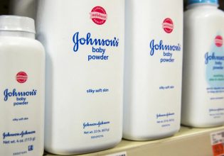 Johnson & Johnson: Καταβάλλει αποζημίωση «μαμούθ» σε καταναλωτές για το «καρκινογόνο ταλκ»