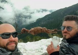 Πάσχα: Οι δύο φίλοι από την Πάτρα που σούβλισαν αρνί στον χιονισμένο Όλυμπο