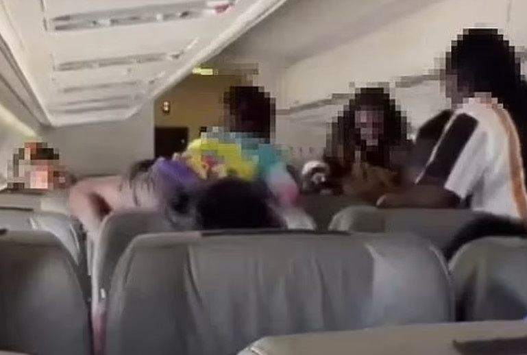 Η τρομακτική στιγμή που σπάει τζάμι αεροπλάνου μετά από καβγά μεταξύ επιβατών